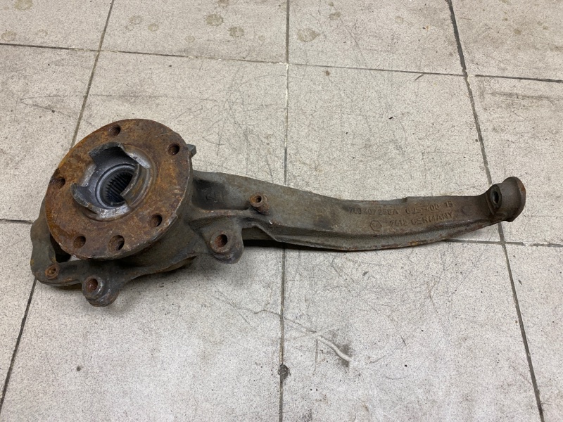 7L0407258A Кулак поворотный Audi Q7 4L 2010 купить бу по цене 8100 руб. Z2252143