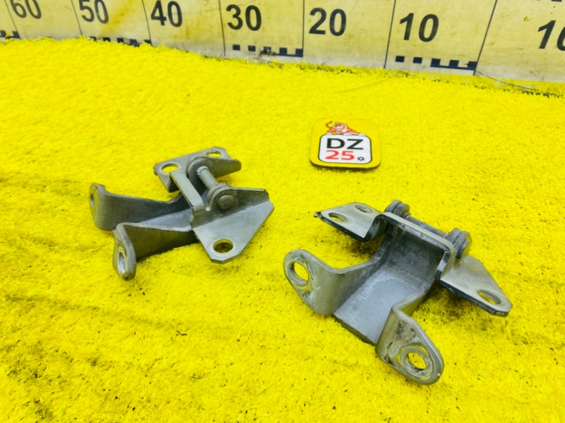 Петля дверная передняя правая Toyota Town Ace Noah CR50G 3CT 555