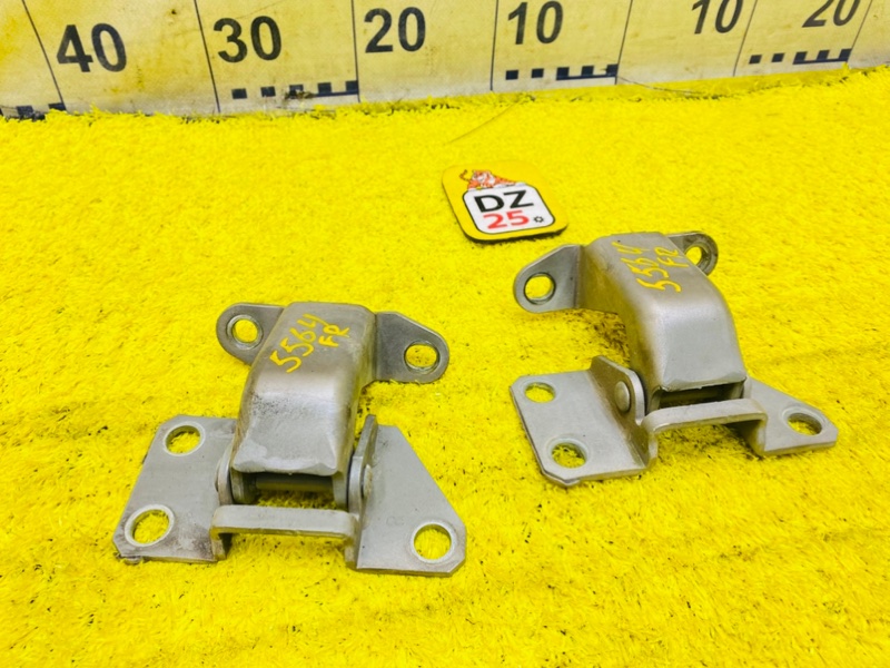 Петля дверная передняя правая Toyota Town Ace Noah SR50G 3SFE 55