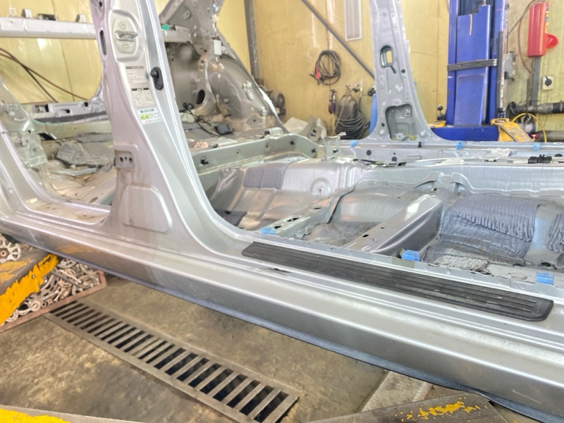 Порог кузова передний правый Toyota Premio ZRT265 2ZRFE 5665 613