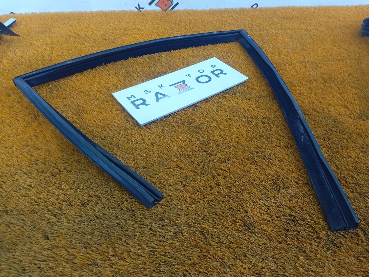 Уплотнитель стекла двери