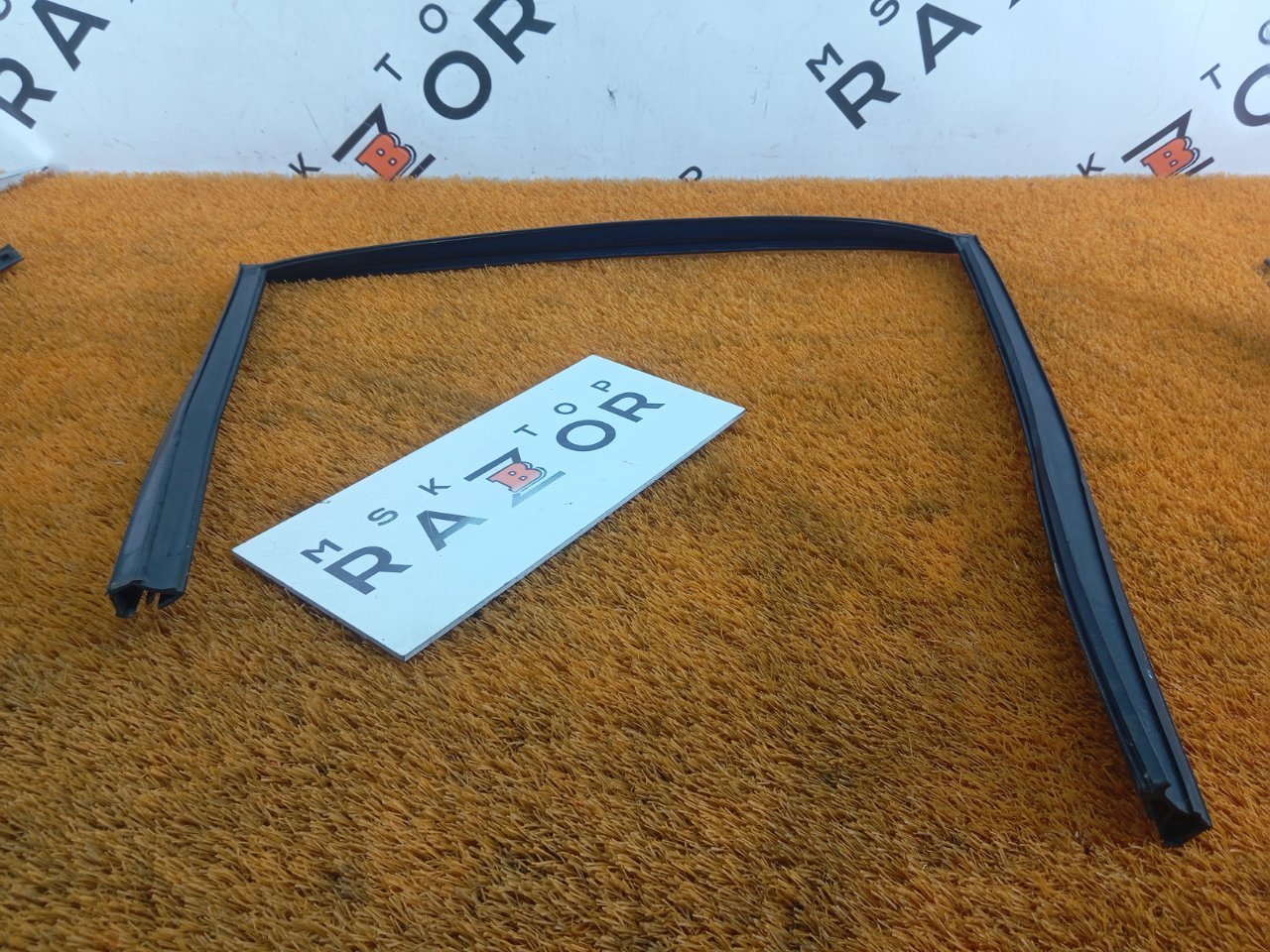 Уплотнитель стекла двери