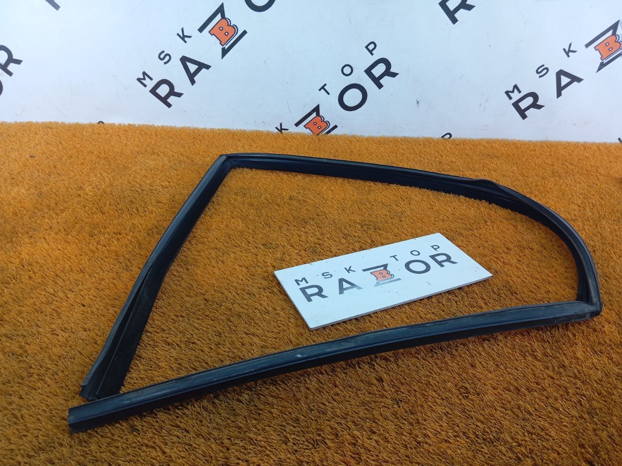 Уплотнитель стекла двери