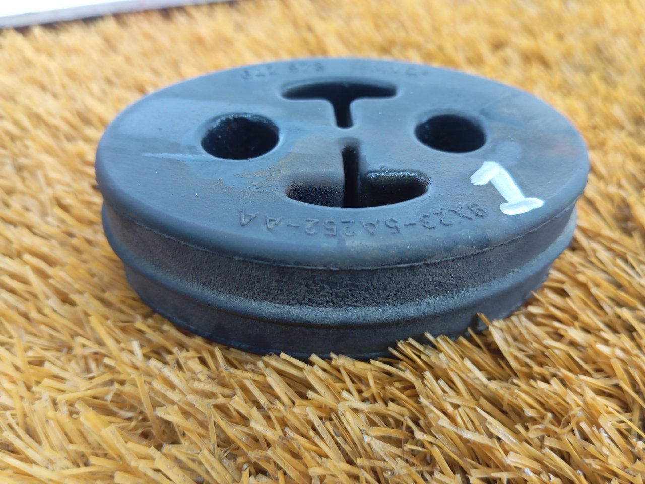 Крепление глушителя