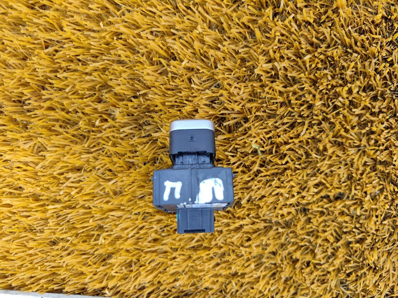 Кнопка стеклоподъемника