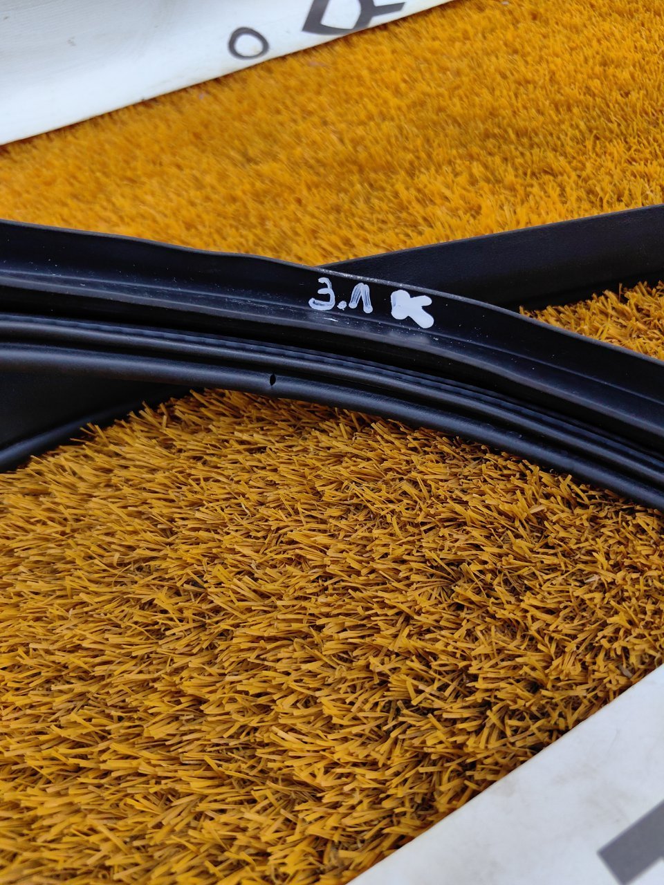 Уплотнитель проема двери