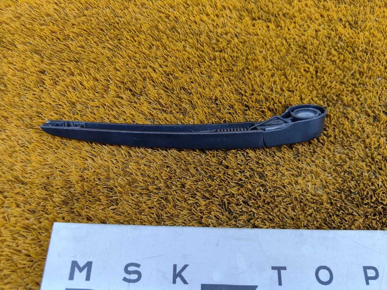 Поводок стеклоочистителя багажника