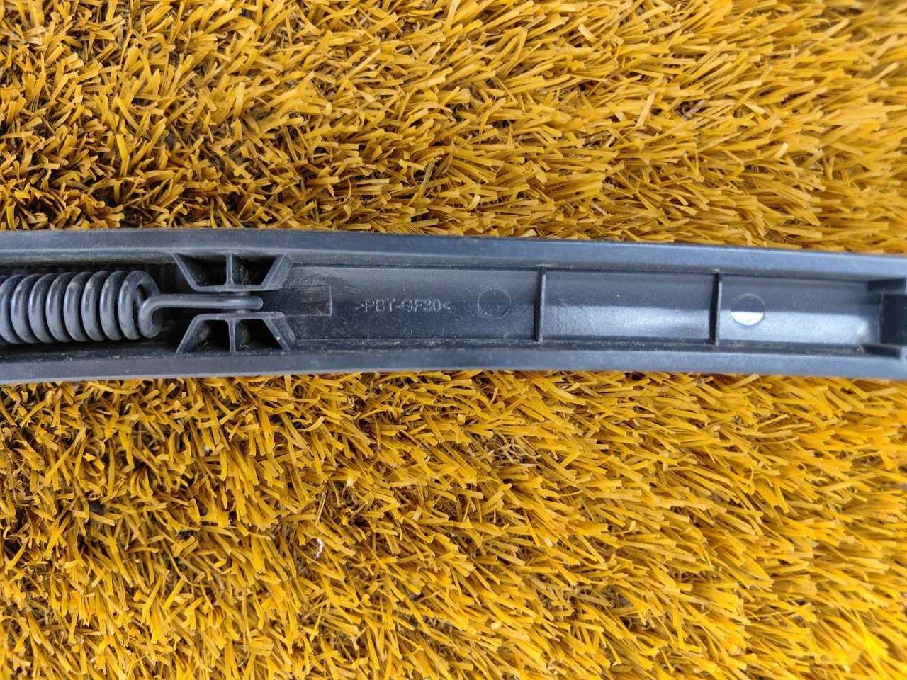 Поводок стеклоочистителя багажника