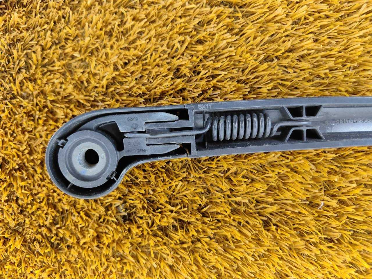 Поводок стеклоочистителя багажника