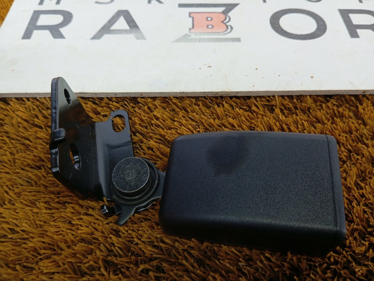 Ответная часть ремня безопасности