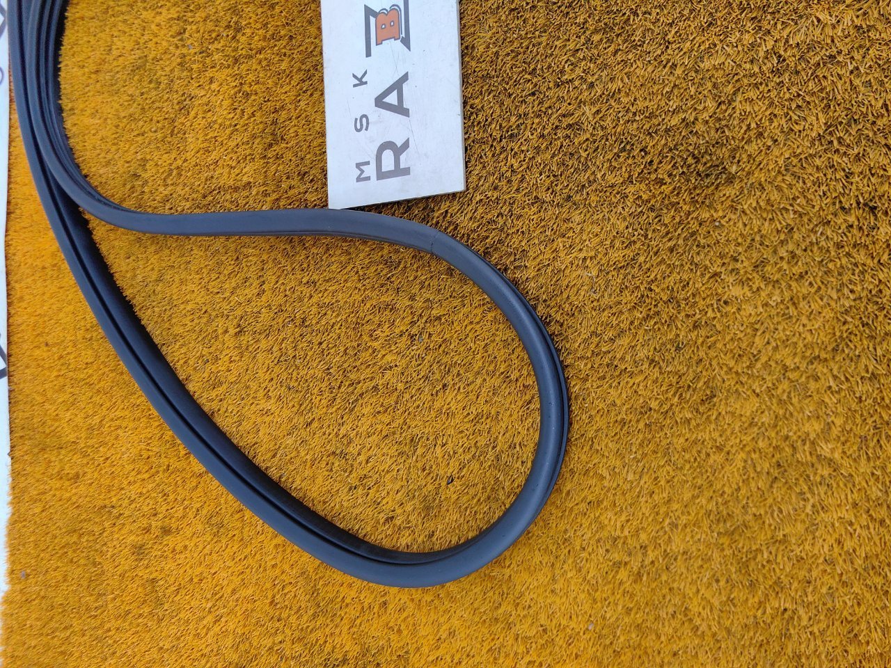 Уплотнитель проема двери