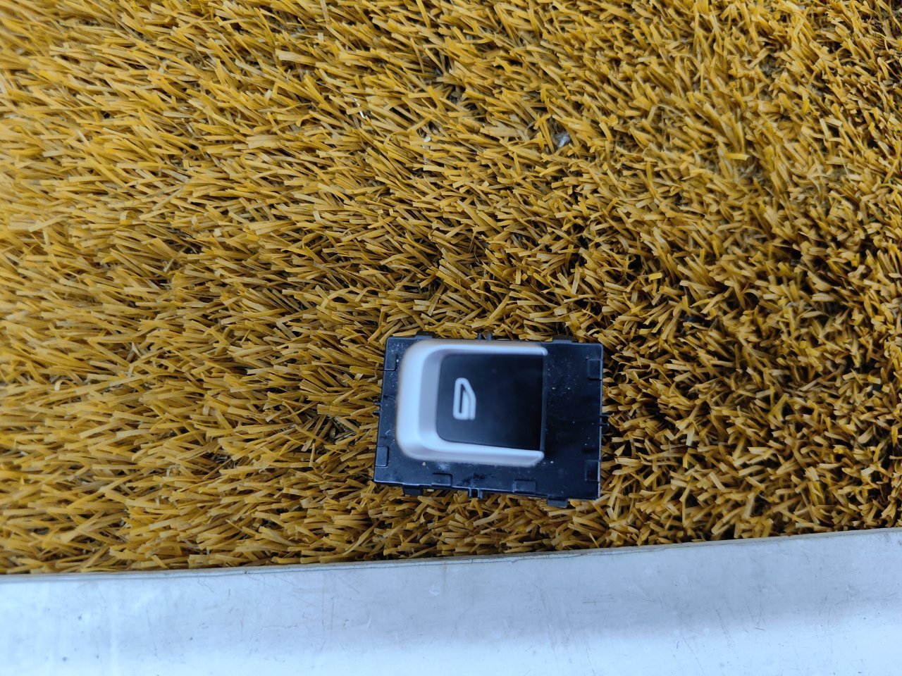 Кнопка стеклоподъемника