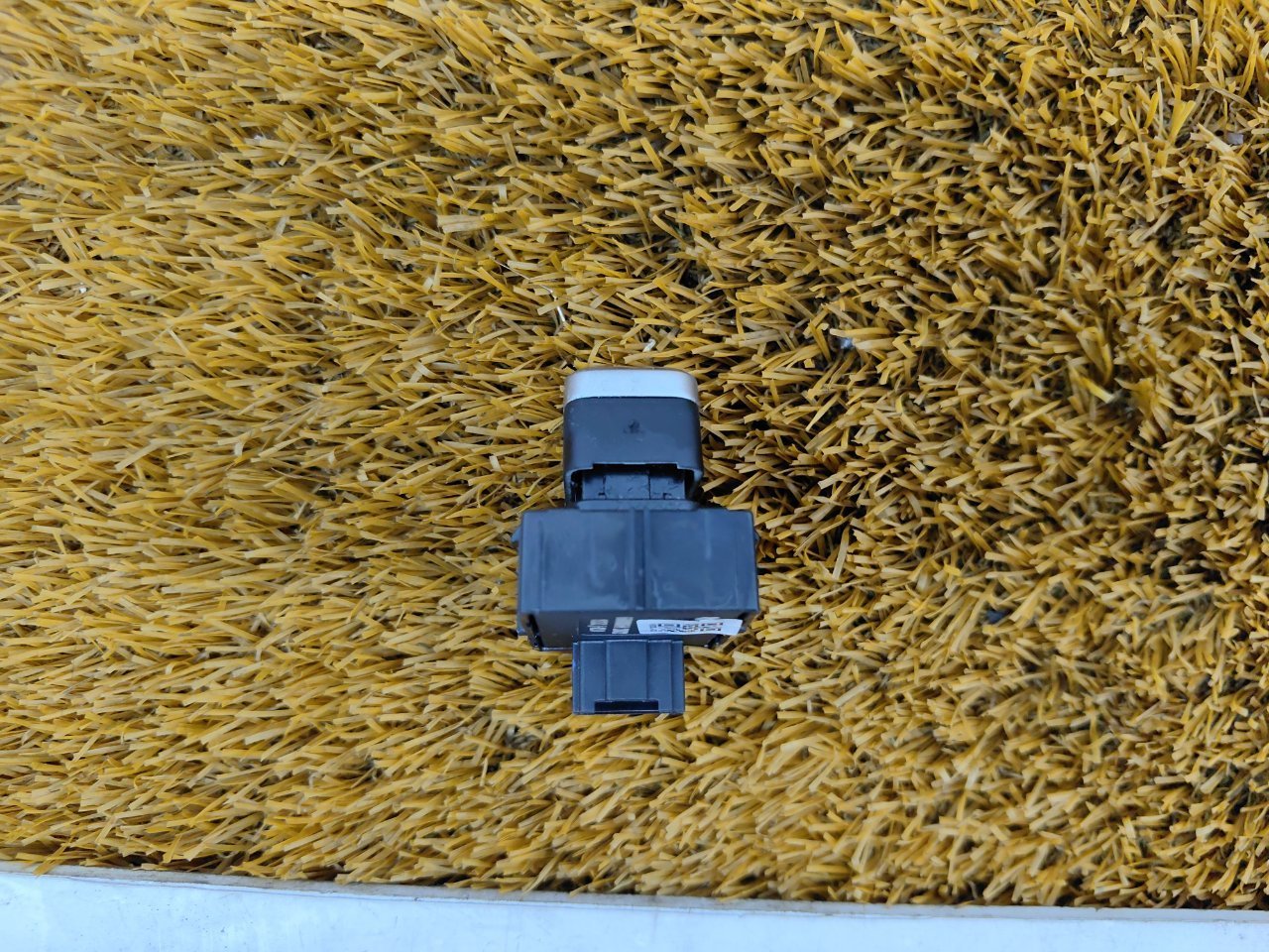 Кнопка стеклоподъемника