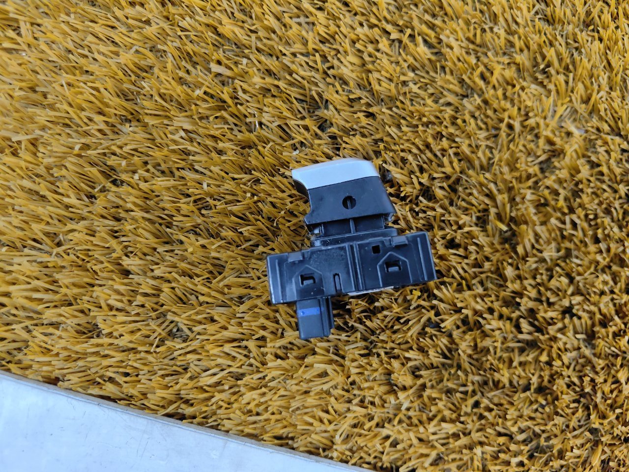 Кнопка стеклоподъемника