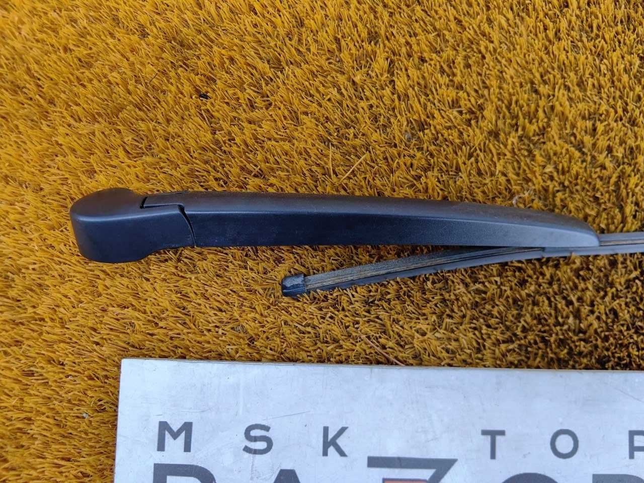 Поводок стеклоочистителя багажника