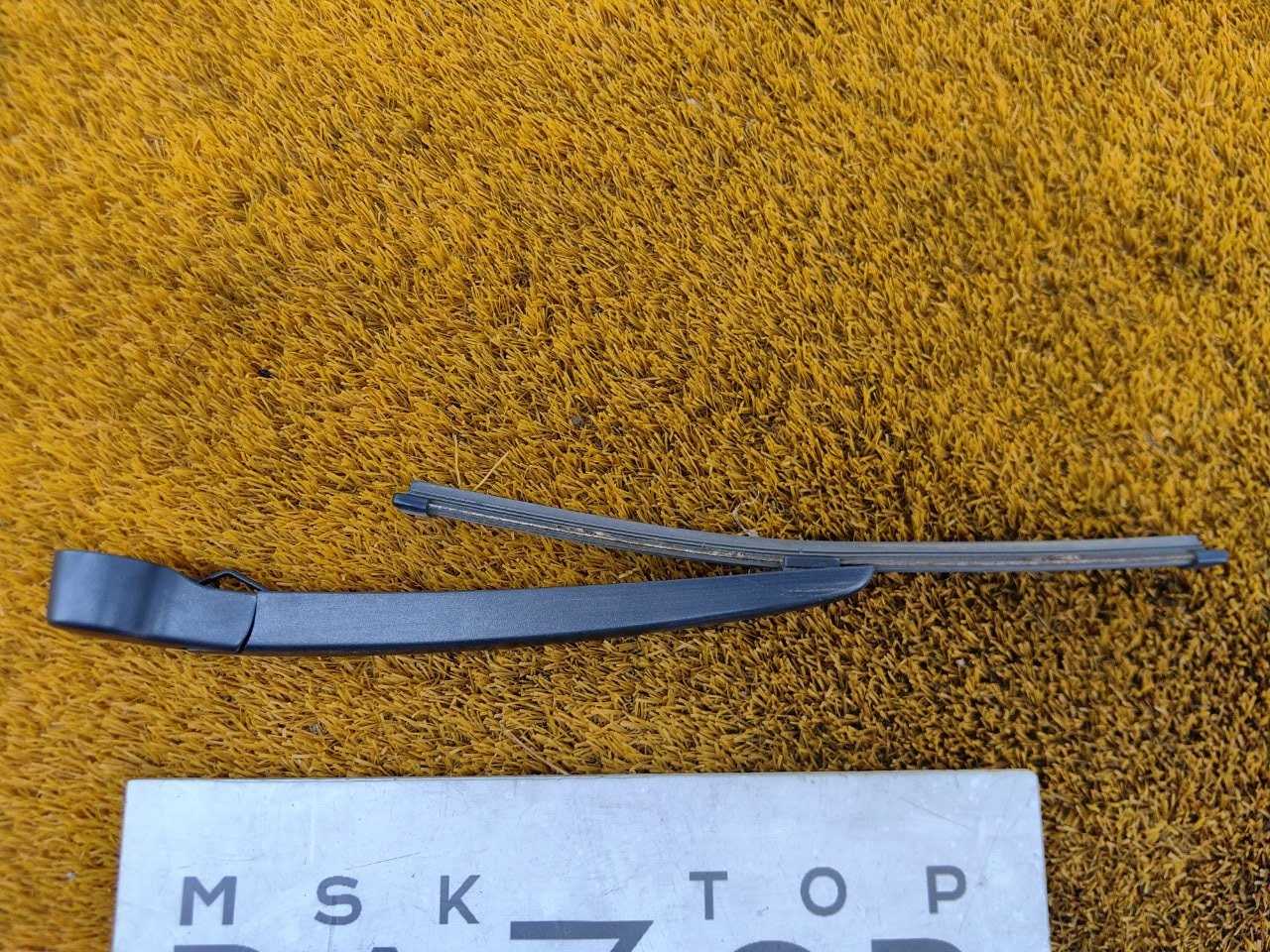 Поводок стеклоочистителя багажника