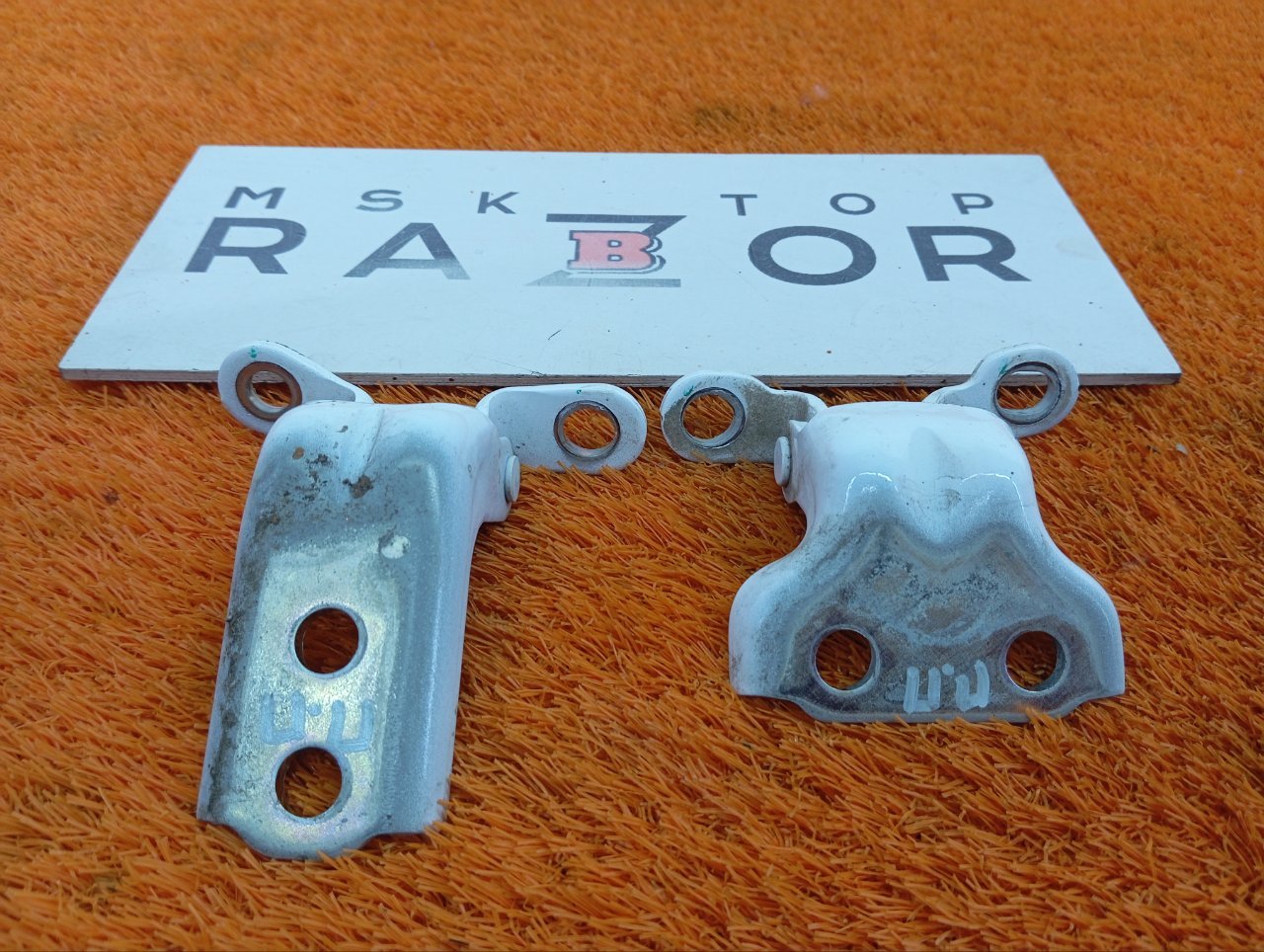 Петля двери