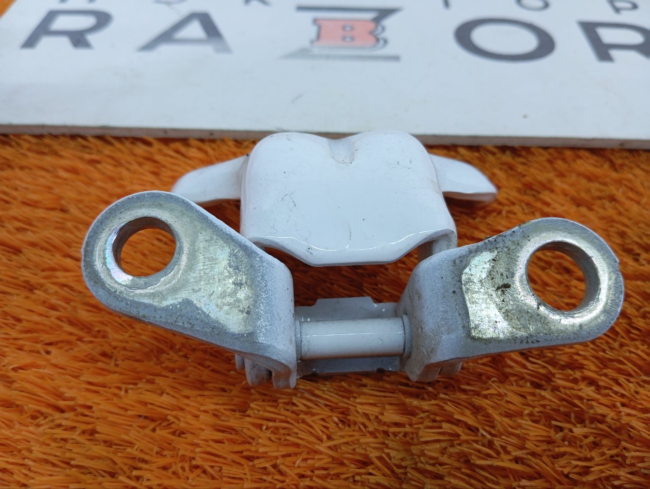 Петля двери