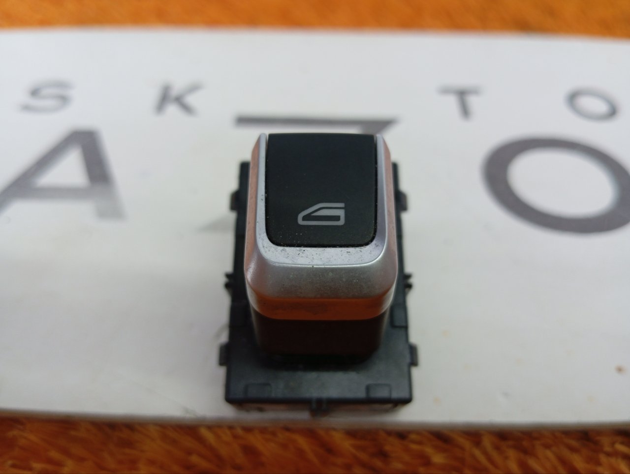 Кнопка стеклоподъемника