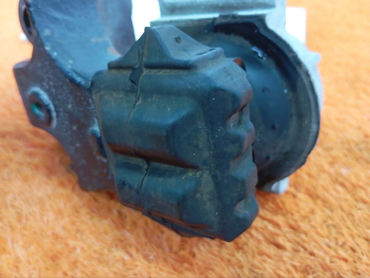 Опора двигателя