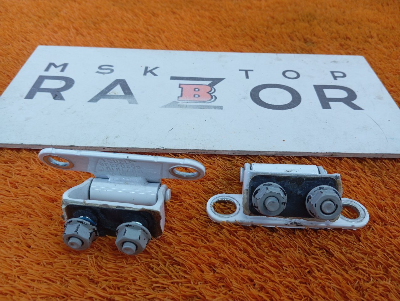 Петля двери багажника