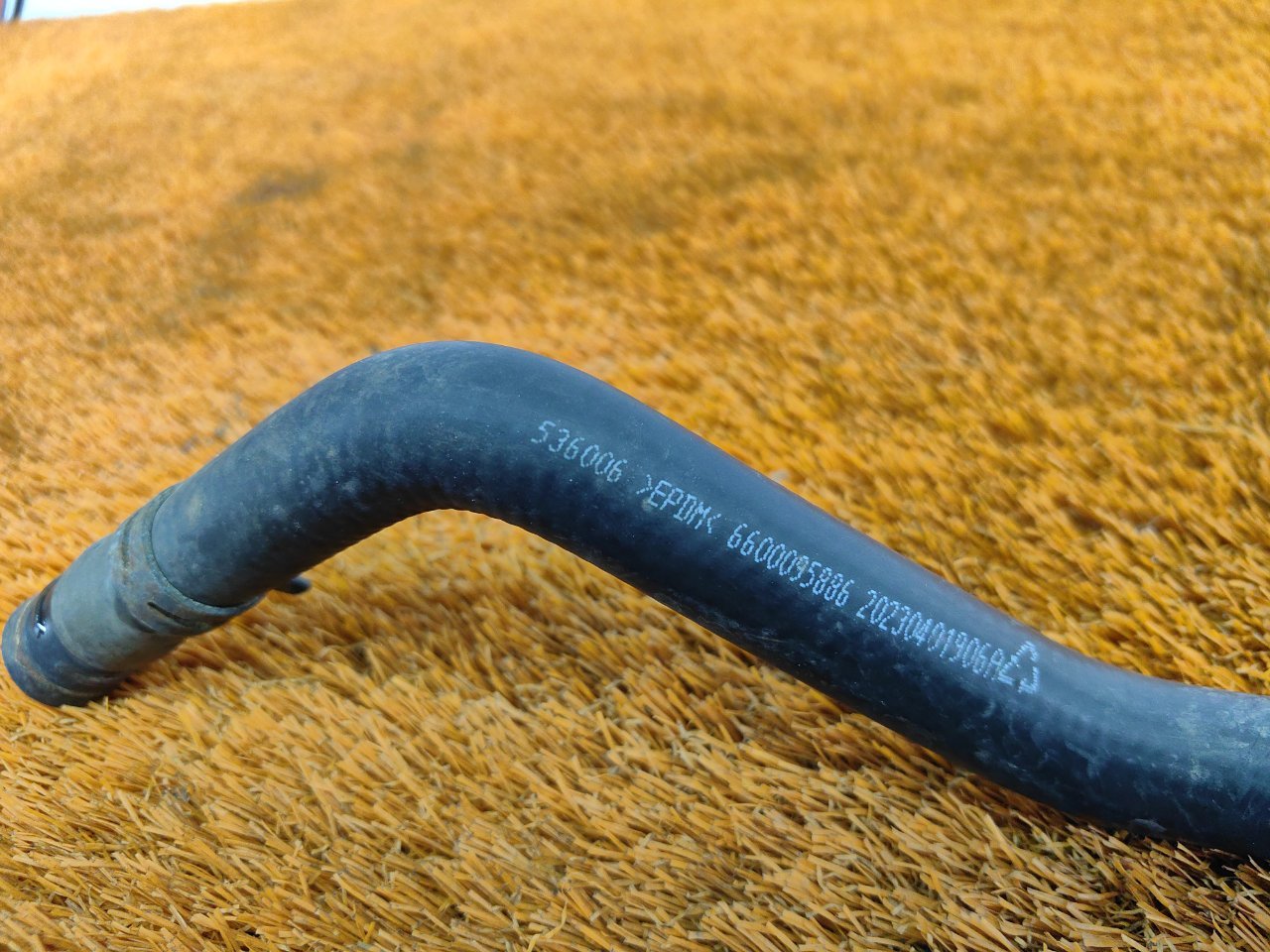 Патрубок системы охлаждения