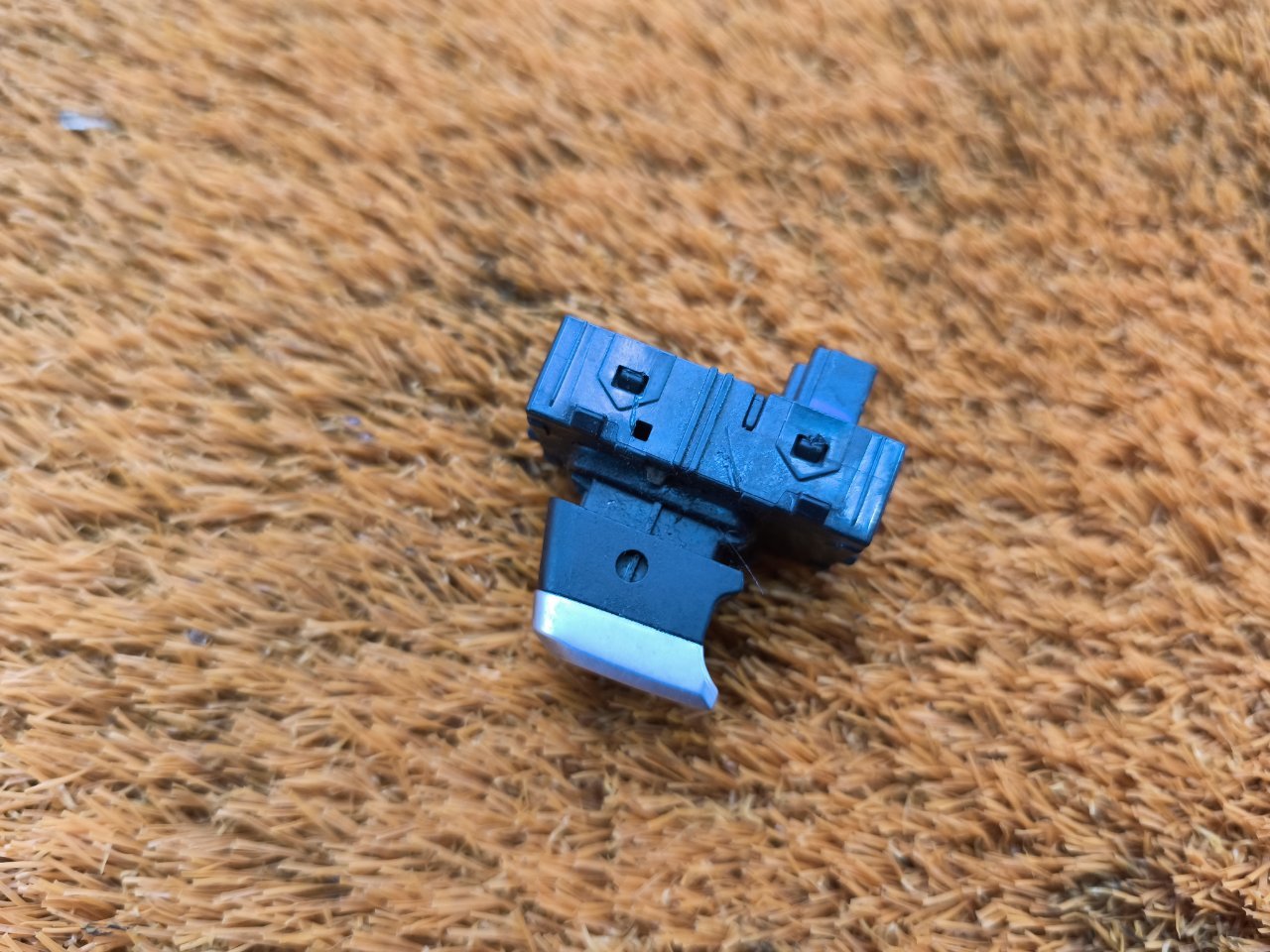 Кнопка стеклоподъемника