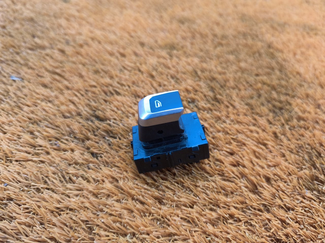 Кнопка стеклоподъемника