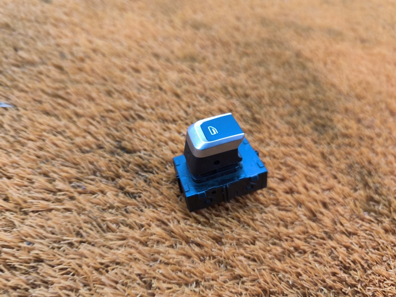 Кнопка стеклоподъемника