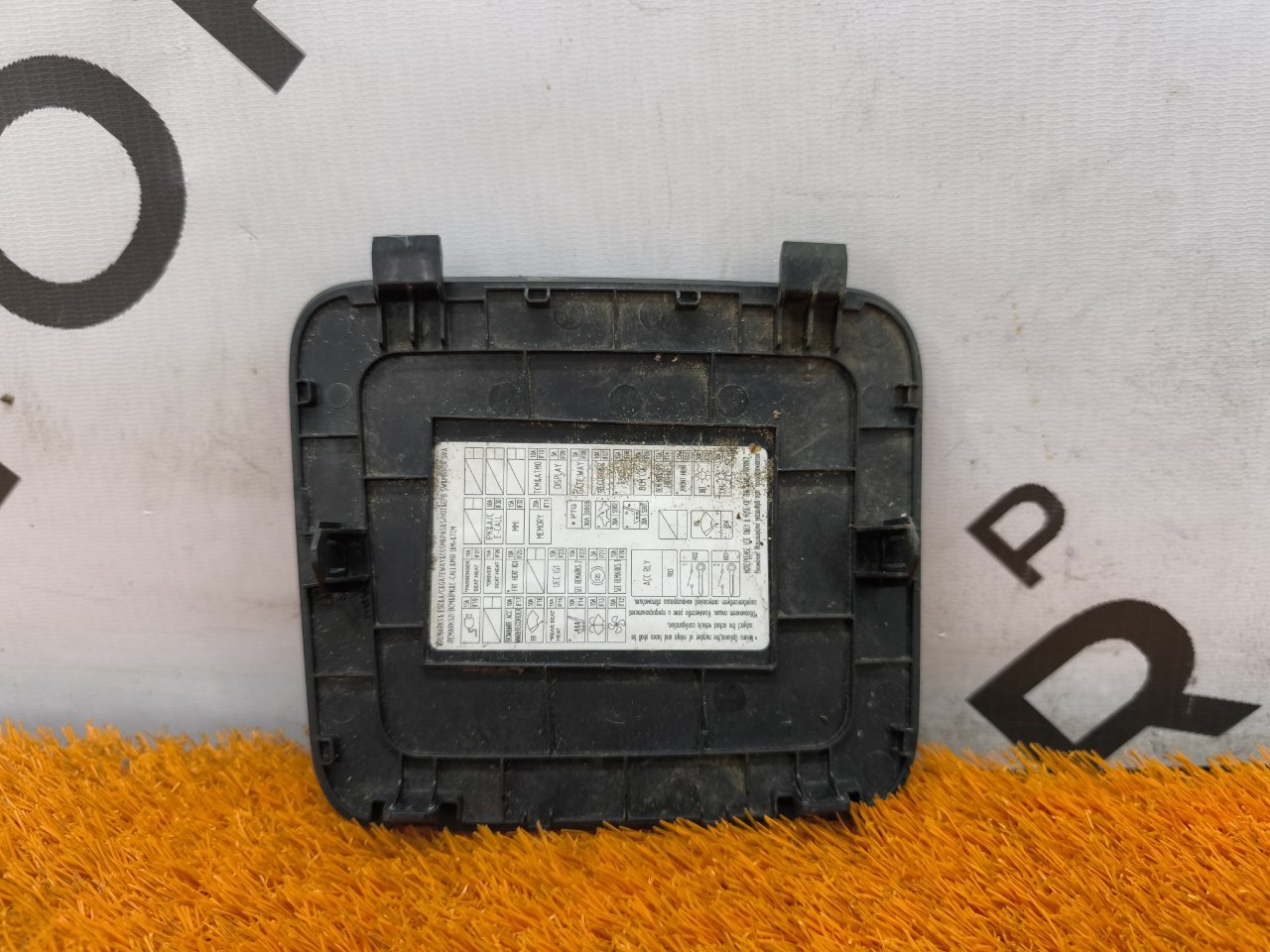 Крышка блока предохранителей