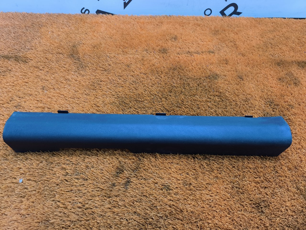 Накладка на порог салона