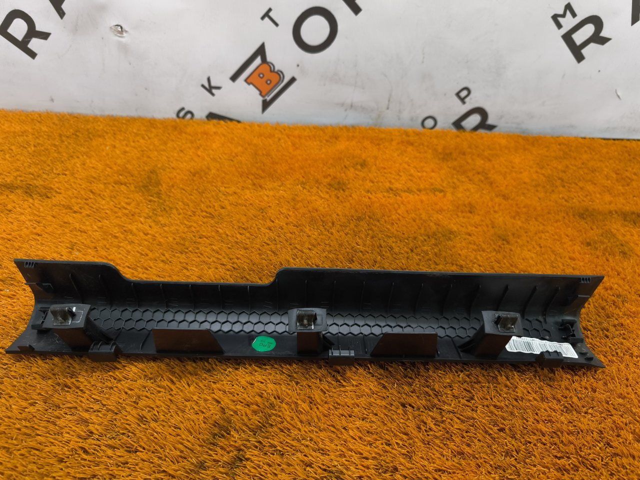 Накладка на порог салона