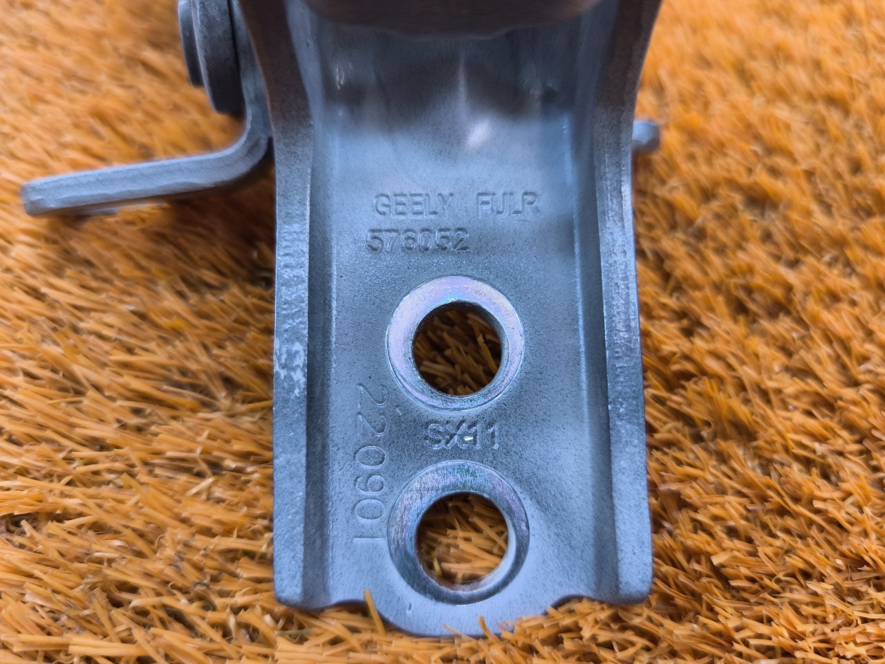 Петля двери