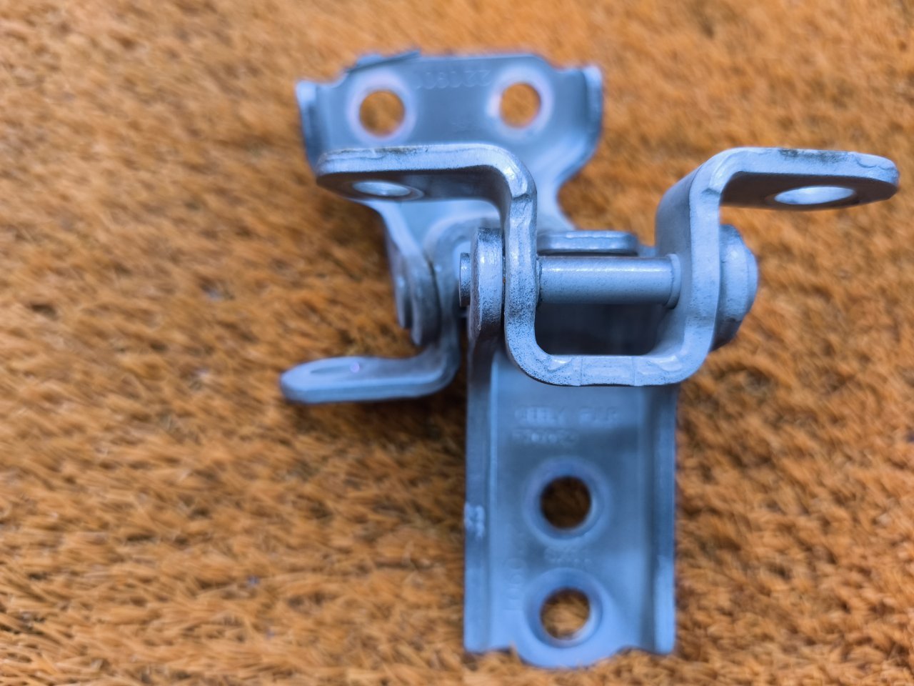 Петля двери