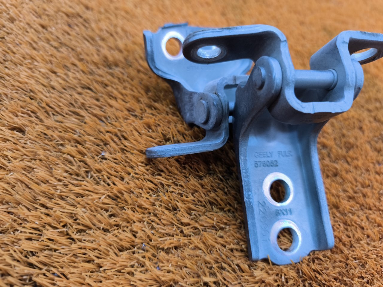 Петля двери