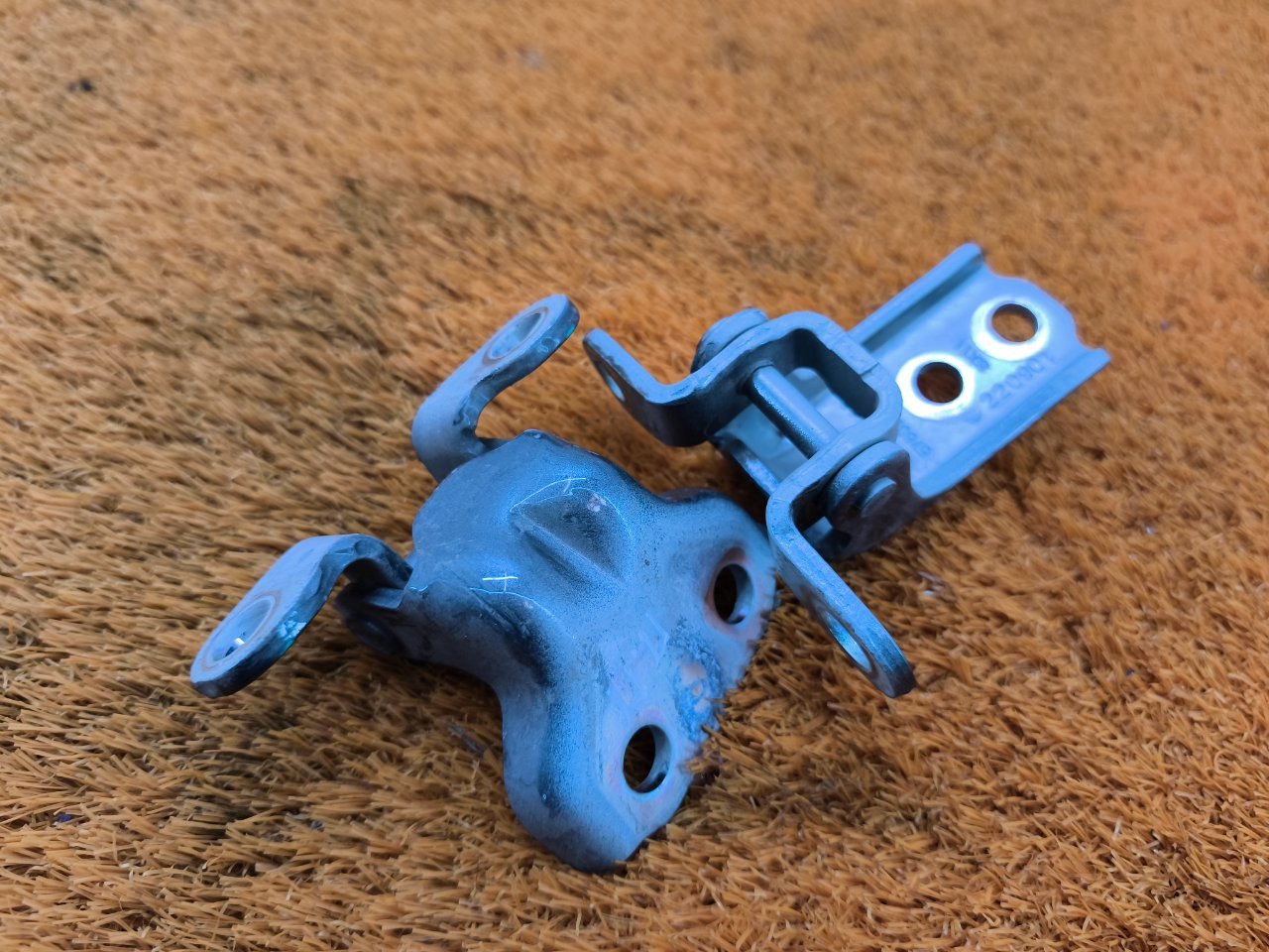 Петля двери