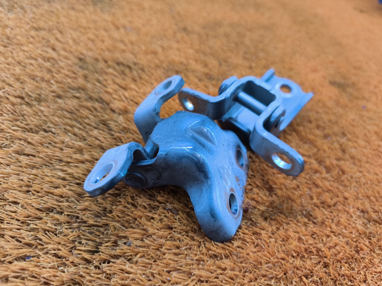 Петля двери