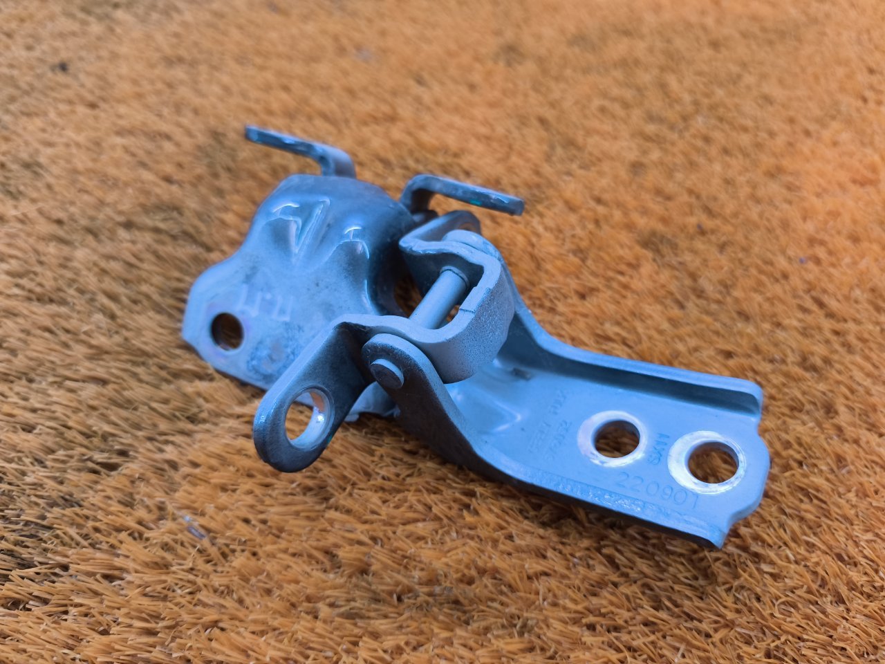 Петля двери