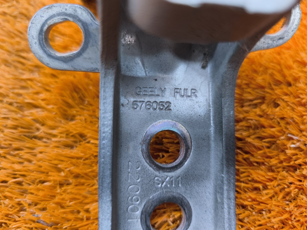 Петля двери