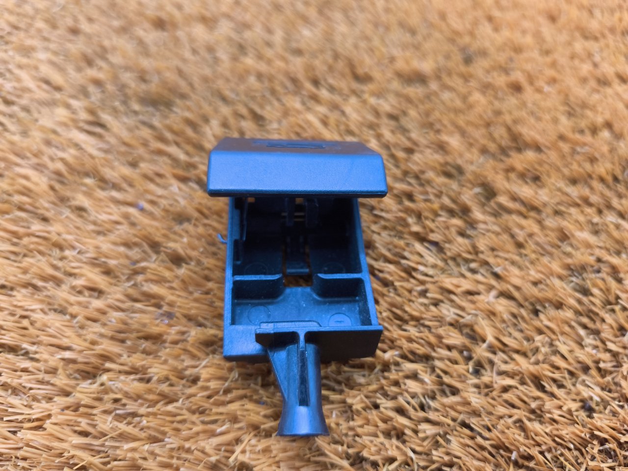 Ручка открывания капота