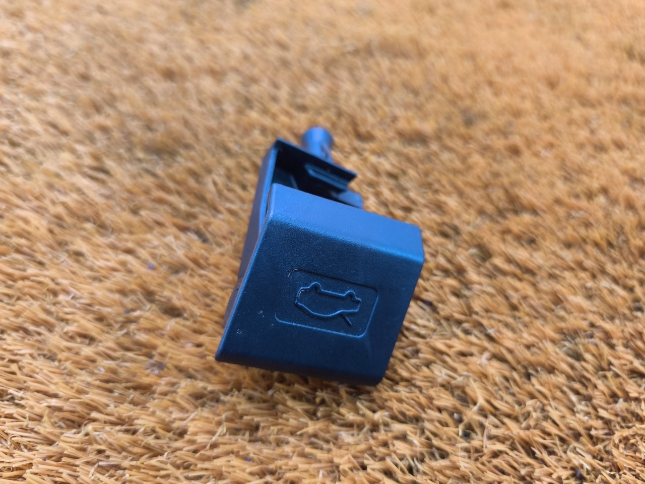 Ручка открывания капота