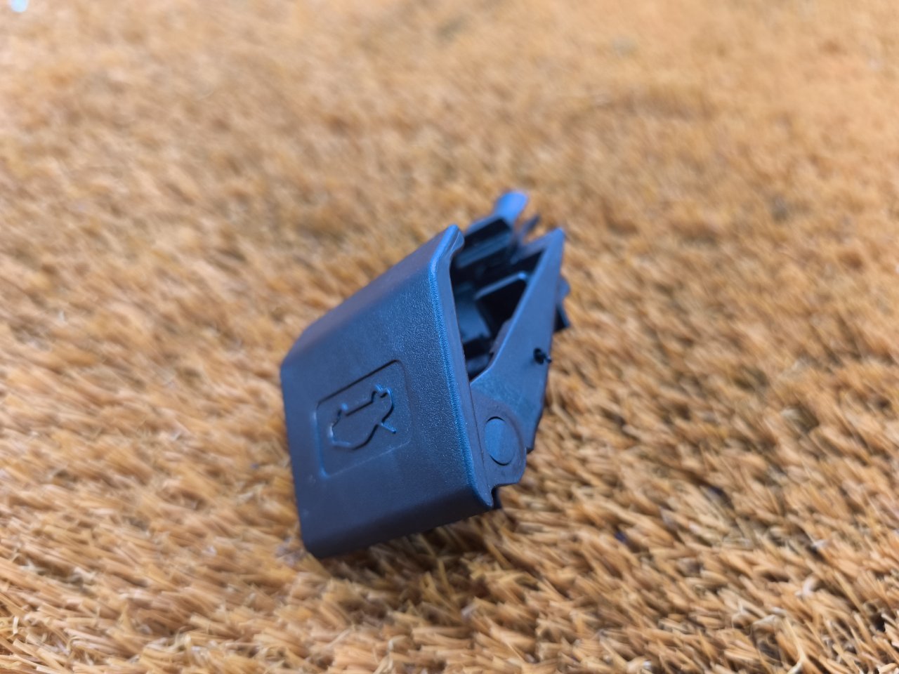 Ручка открывания капота