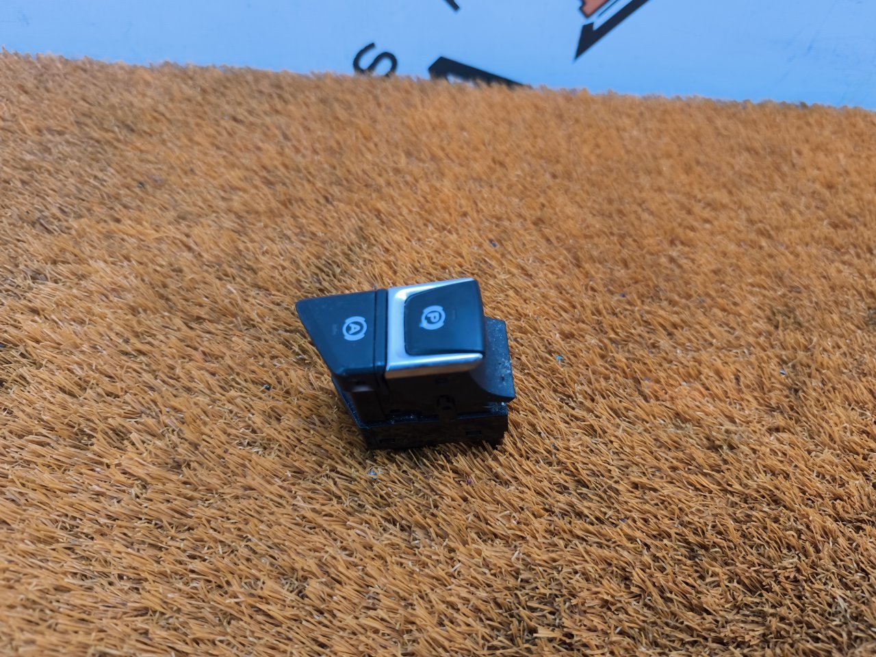 Кнопка стояночного тормоза