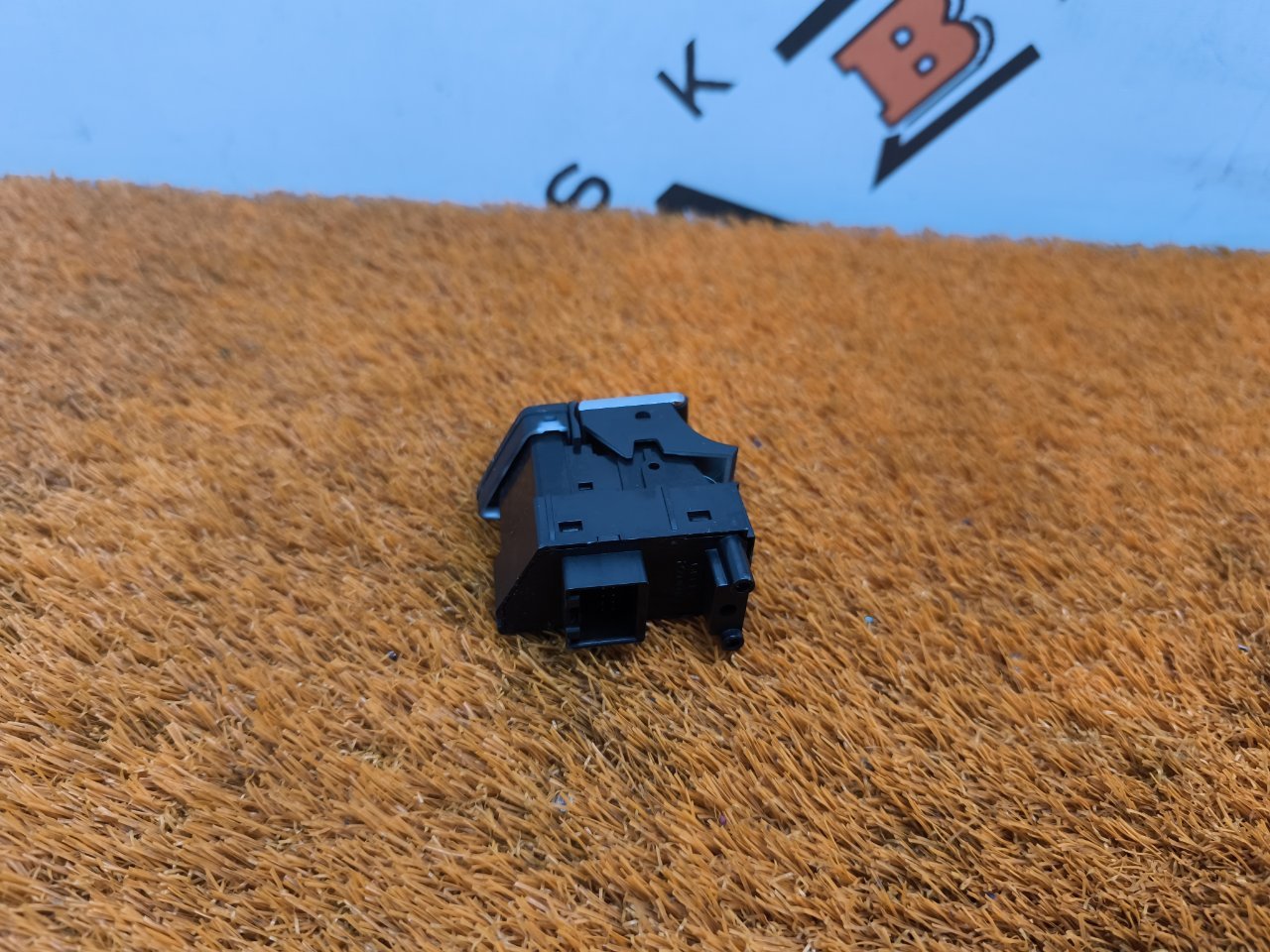 Кнопка стояночного тормоза