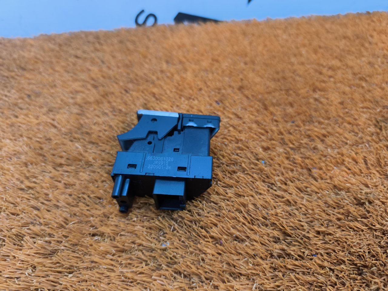 Кнопка стояночного тормоза