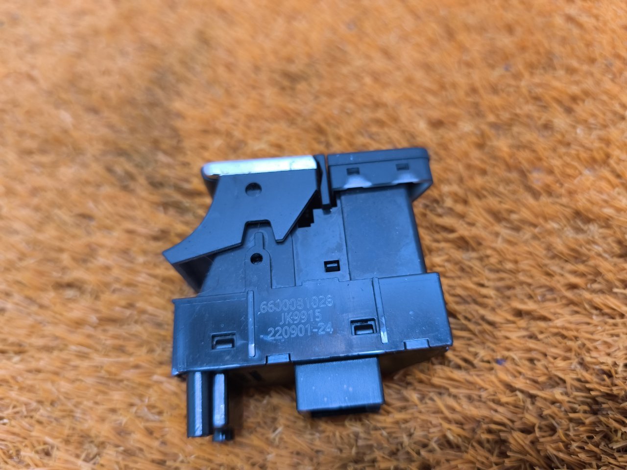 Кнопка стояночного тормоза