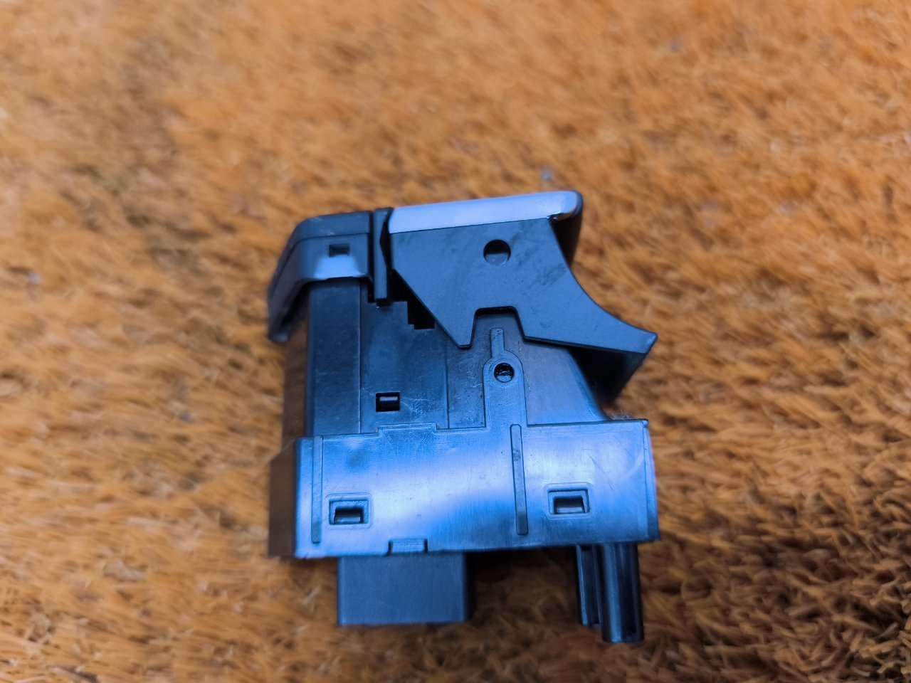 Кнопка стояночного тормоза