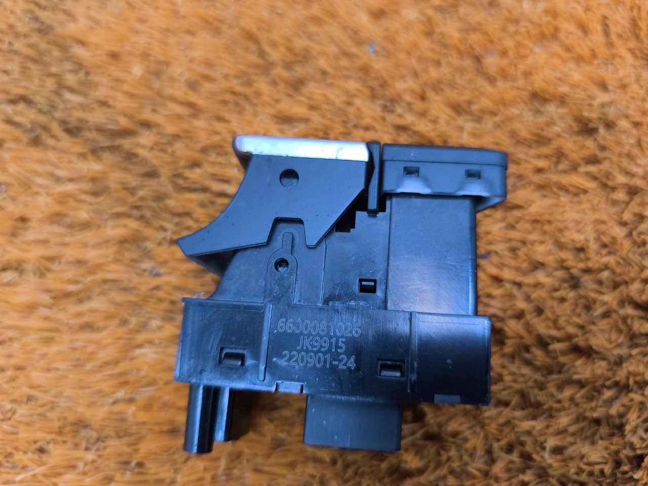 Кнопка стояночного тормоза