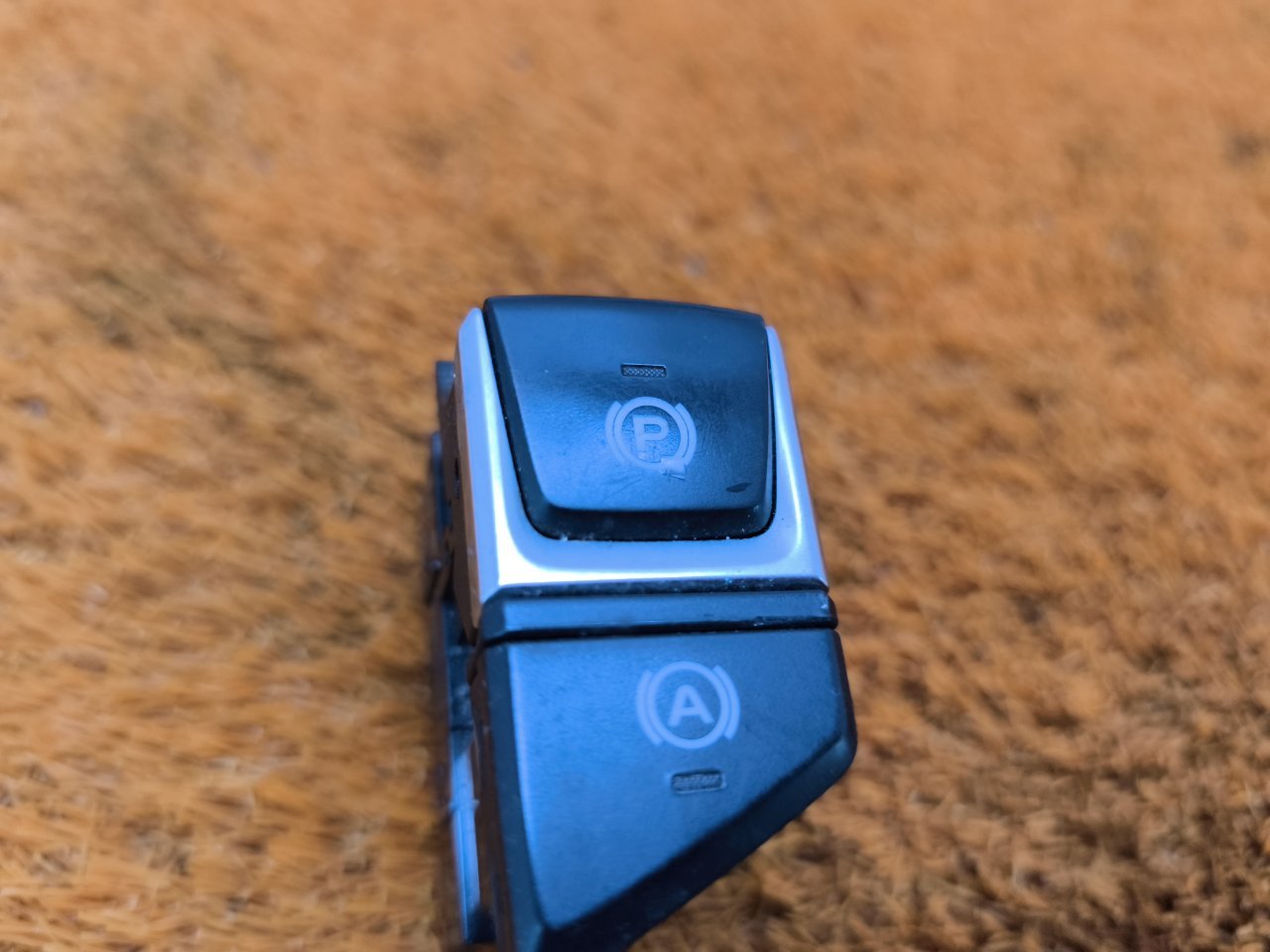 Кнопка стояночного тормоза