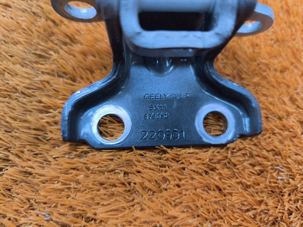 Петля двери